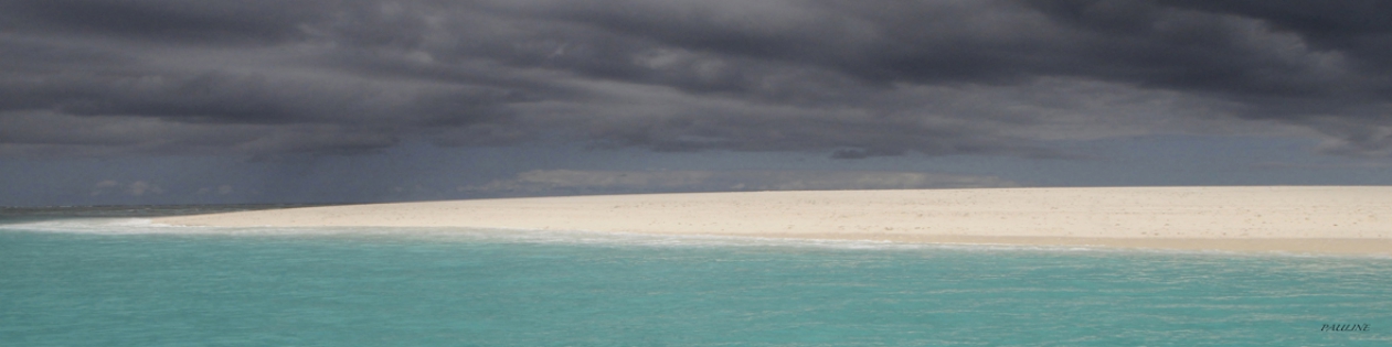  Mayotte - ilot blanc nord M'Tsamboro sous un ciel d'orage.
